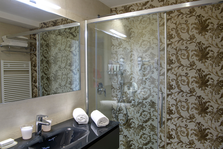 Bathroom 16