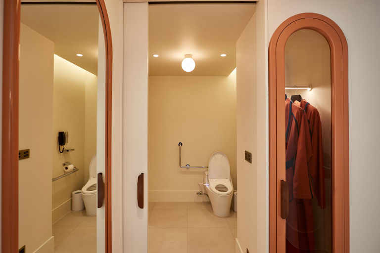 Bathroom 16