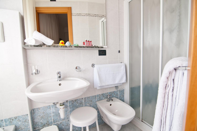 Bathroom 3, Hotel Milan, Rovigo