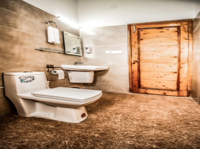 Bathroom 4, LA Riqueza Kanatal, Tehri Garhwal