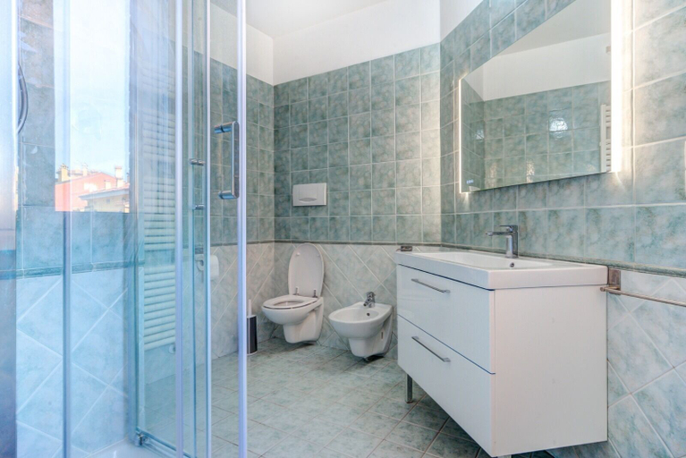 Bathroom 4, Massarenti 14 a Porta San Vitale by Wonderful Italy, Bologna