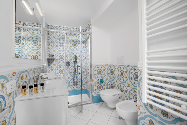 Bathroom 2, Villa Vittoria, Napoli