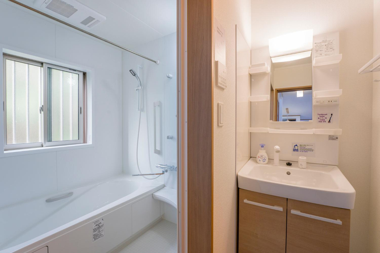 Bathroom, Papillon, Motobu