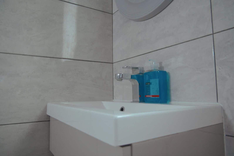 Bathroom 2, Cosy & Modern 1 Bed Studio, Warwickshire