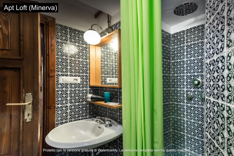 Bathroom 3, Arco in Pantheon apartments, Rome