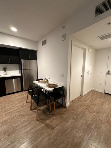 Others 2, Hollywood Universal Studios Apartment FREE parking, Los Angeles