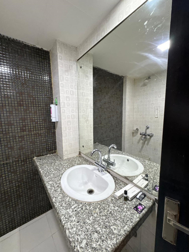Bathroom 3, Goroomgo Chandigarh Grand and Banquet, Panchkula