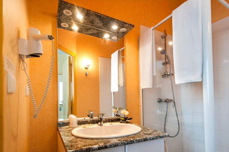 Bathroom 3, Logis Relais De L'aubrac, Lozère