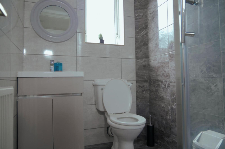 Bathroom 3, Cosy & Modern 1 Bed Studio, Warwickshire