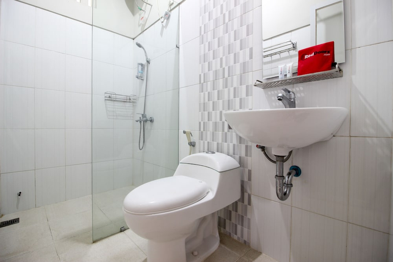 Bathroom 4, RedDoorz Plus near UPN Jogjakarta 2, Sleman
