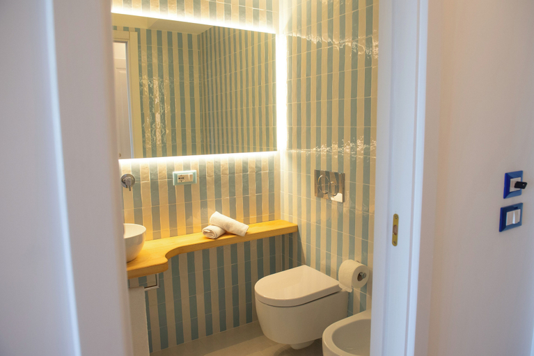 Bathroom 5, B&B Caporivo, Napoli