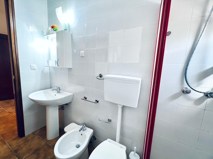 Bathroom 1, Villa Giada, Palermo