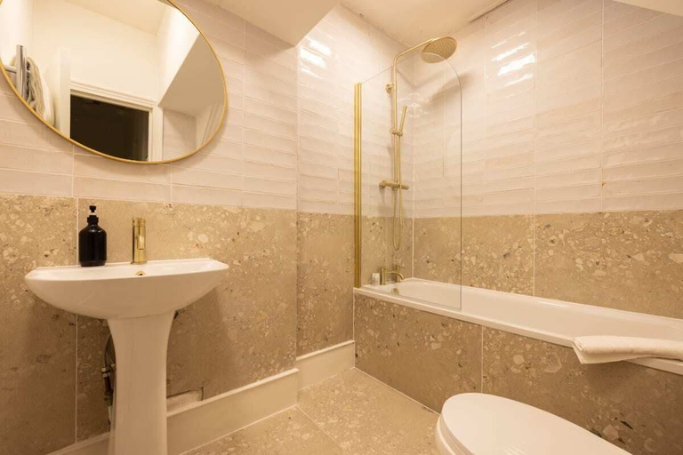 Bathroom 4, The Abinger Place - Inviting 2bdr House With Study Room & Garden, London
