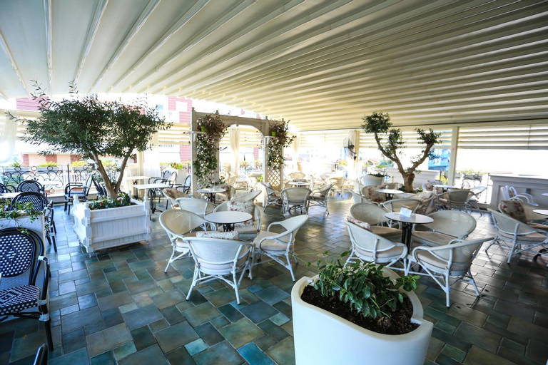 Food & Drinks 3, Hotel Monarch, Elbasanit