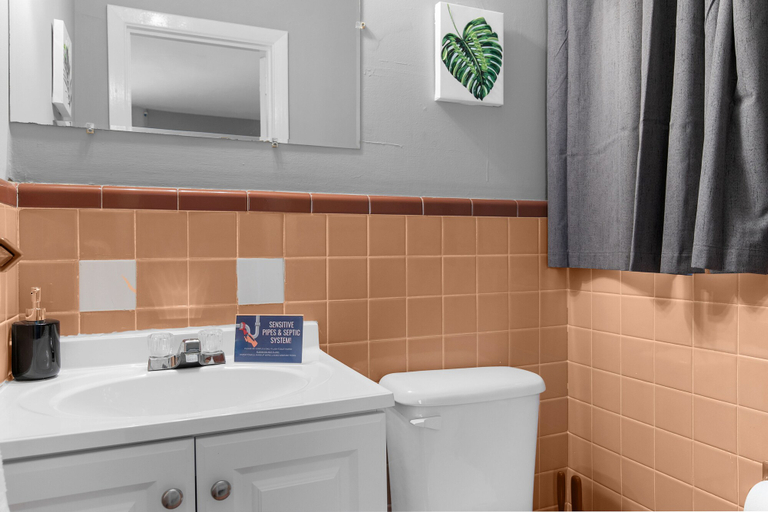 Bathroom 4, Beds on Broadmoor Two Units, Jefferson