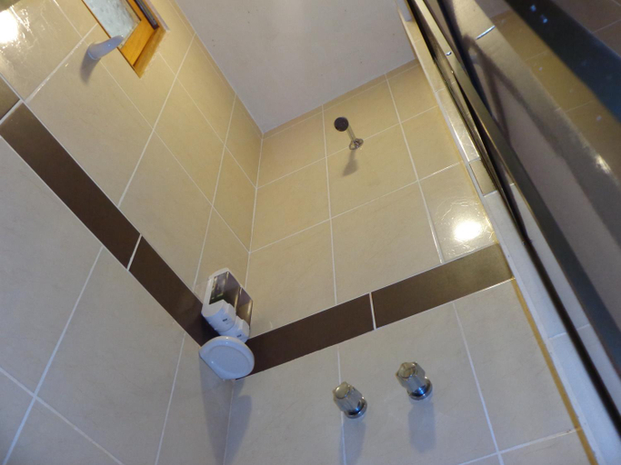 Bathroom 5, Pampa & Selva, Abel Iturralde