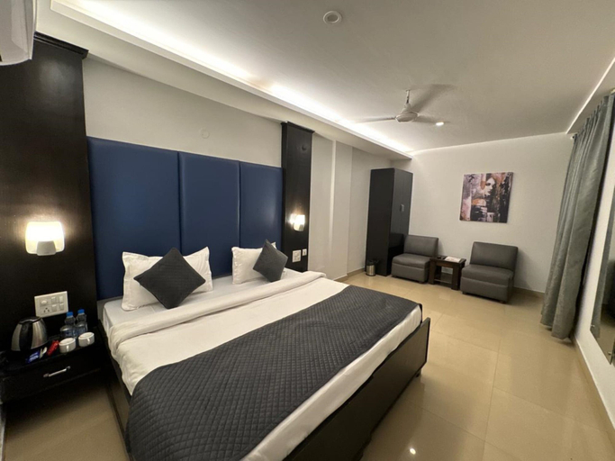 Bedroom 2, Goroomgo Chandigarh Grand and Banquet, Panchkula