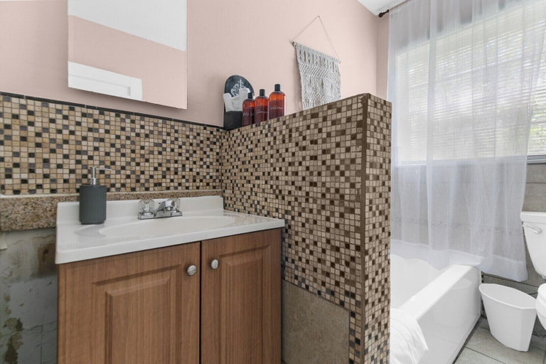 Bathroom 4, Blushing Bungalow, Jefferson