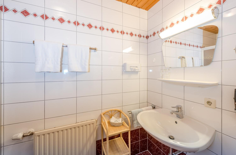 Bathroom 4, Hotel Sonnenhugel, inklusive SommerCard, Sankt Johann im Pongau