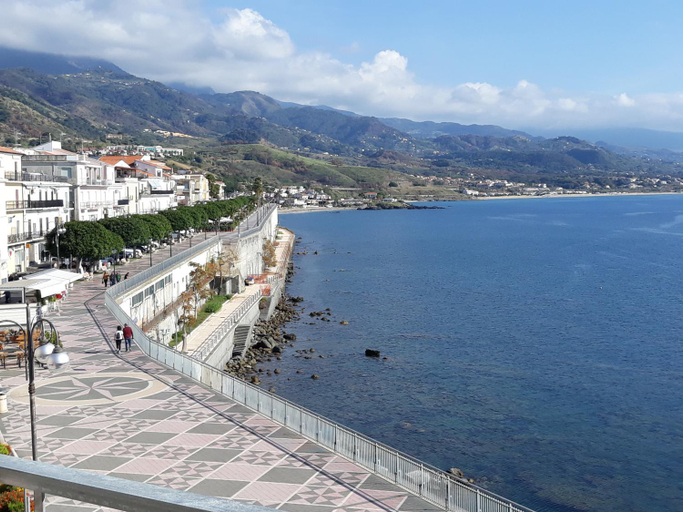 Others 3, Il MOLO B&B sul lungomare, Cosenza