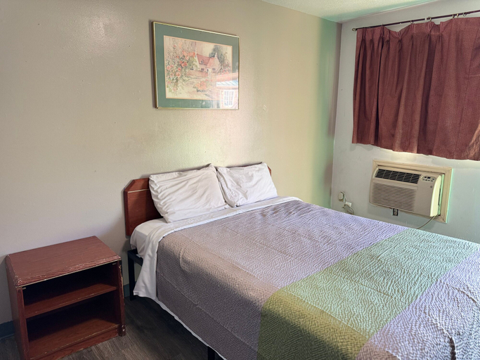 Bedroom, BUDGET INN, Multnomah