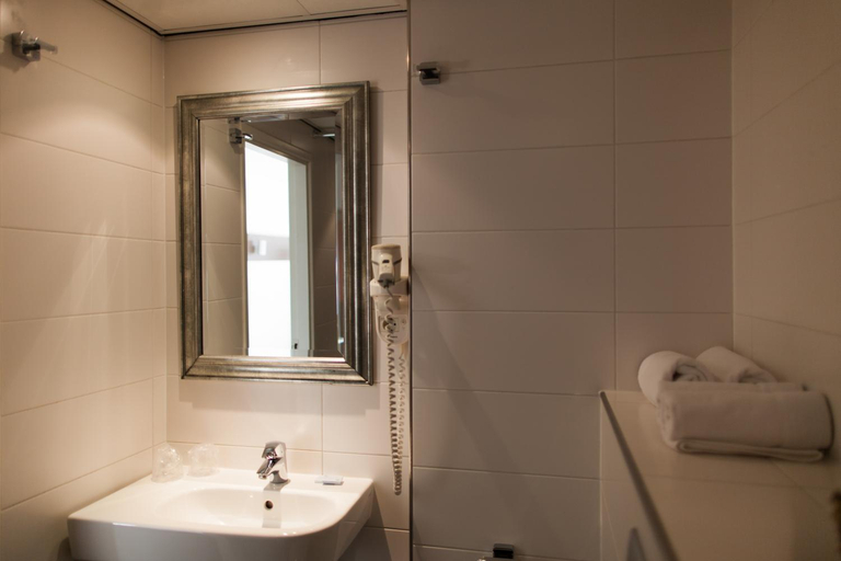 Bathroom 3, City Hotel Tilburg, Tilburg