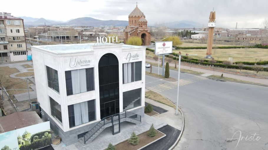 Exterior & Views