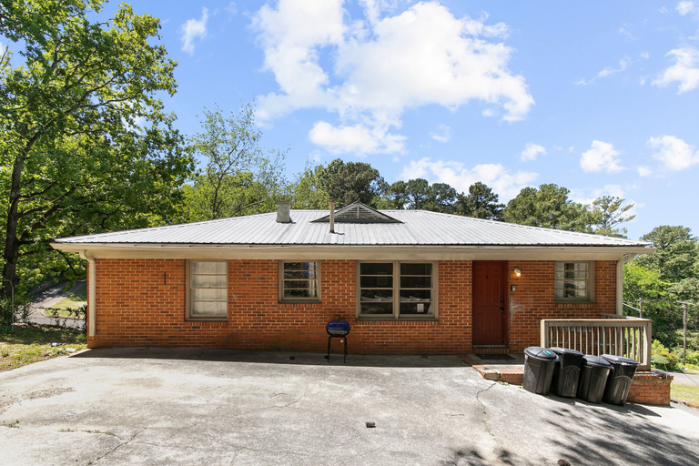 Exterior & Views 2, Beds on Broadmoor Two Units, Jefferson