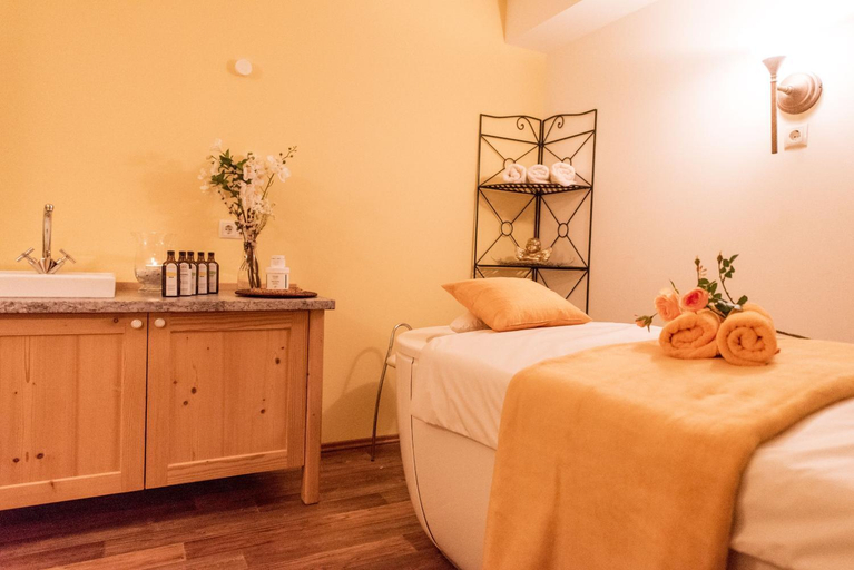 Bedroom 3, Hotel Bergkristall, Bludenz