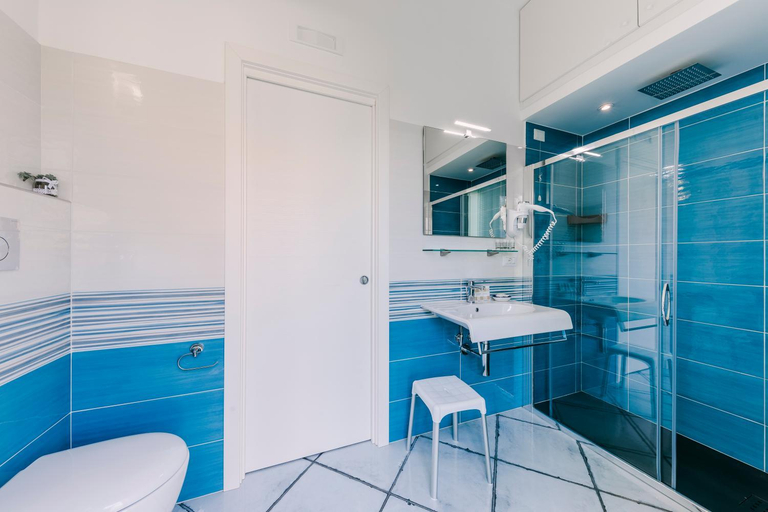 Bathroom 3, Aurora Room, Salerno