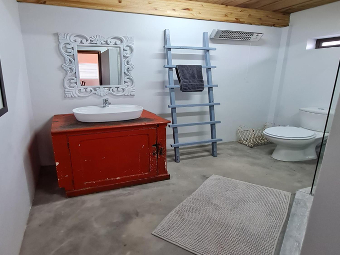 Bathroom 4, Oorgenoeg in Langebaan, West Coast