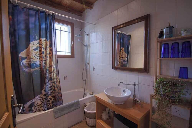 Bathroom 5, Maison LGBT des Monts Bleus, Lozère