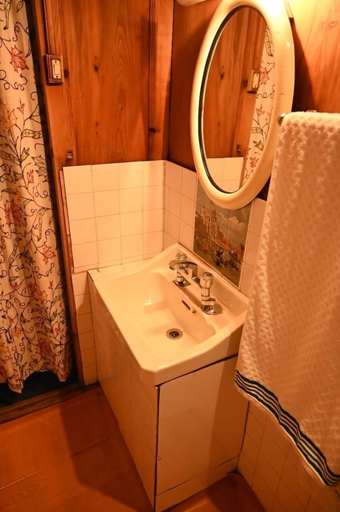 Bathroom 4, Kings Houseboats, Srinagar
