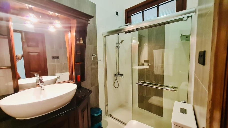Bathroom 3, Hala Heritage Villa, Ambalangoda
