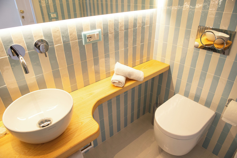 Bathroom 5, B&B Caporivo, Napoli