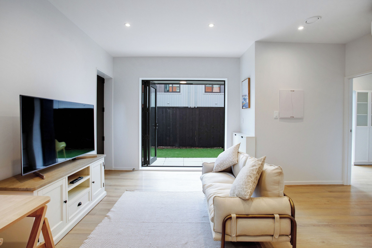Others 4, Urban Vogue Escape with Parking- Air-con, Waitakere