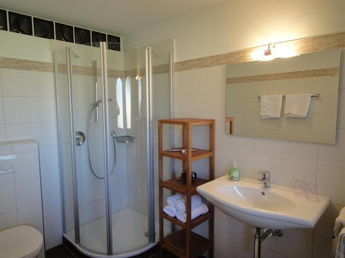 Bathroom 3, Haus Jager Ferienwohnungen mit Indoor-Pool inkl. Chiemgaukarte, Traunstein
