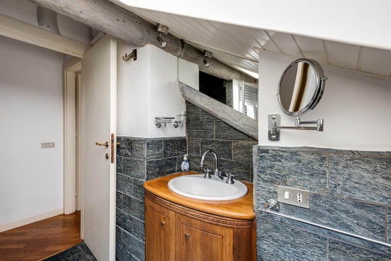 Bathroom, Duplex incantevole sui tetti nel cuore dei Navigli, Milano