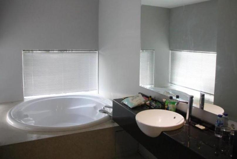 Bathroom 12