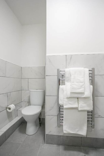 Bathroom 2, Saint Patrick's District Apartments, Dublin
