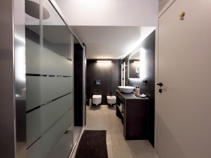 Bathroom 13