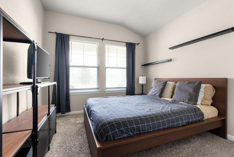 Bedroom 3, Charming 4BR Spacious Backyard in Hutto, Williamson