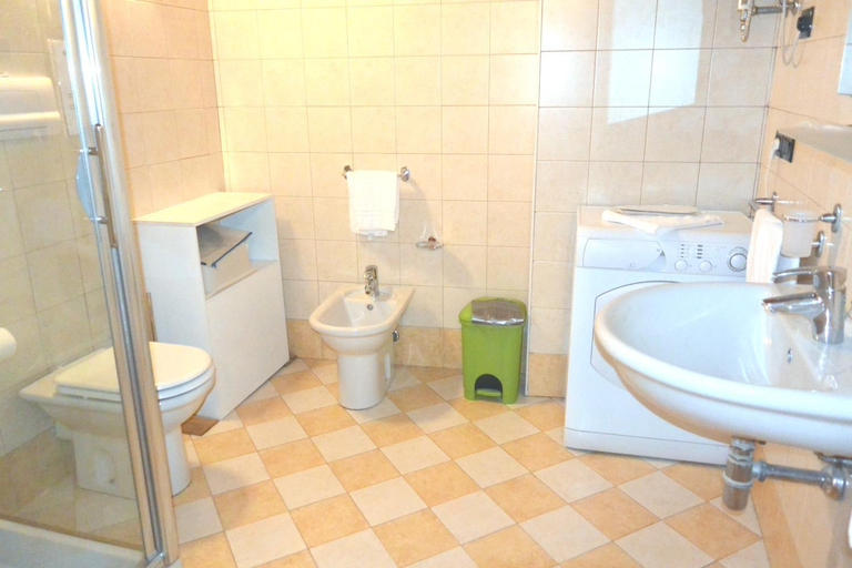 Bathroom 3, Residence Alcorso, Mantua