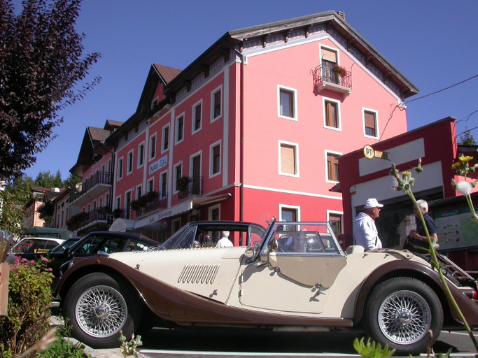 Exterior & Views