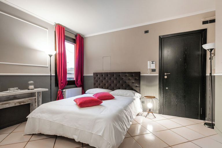 Bedroom 3, Studio Fusari a Piazza Maggiore by Wonderful Italy, Bologna