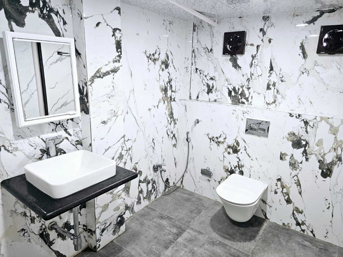 Bathroom 3, JJS PARK INN, Chennai