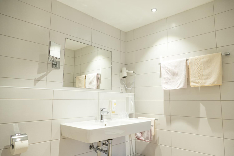 Bathroom 4, Hohenhotel & Restaurant Kalikutt, Ortenaukreis