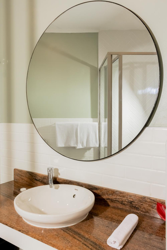 Bathroom 3, Capricorn Apartment Hotel, Rewa
