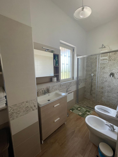 Shower 5, Mary House, Napoli
