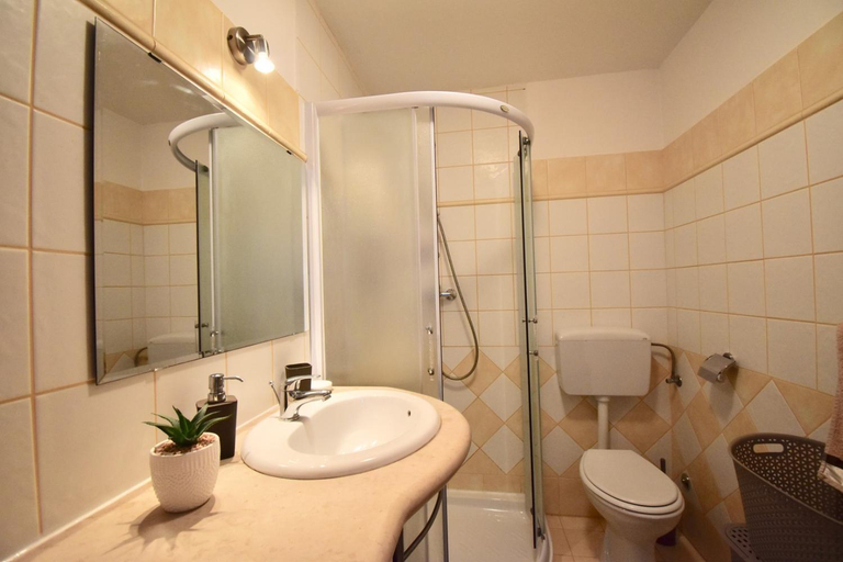 Bathroom, Comfortable apartment near the Hidrobaza beach, Fažana